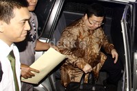 Robert yang mendekam di LP Cipinang dikawal petugas KPK saat dibawa ke KPK. Lamhot Aritonang/detikFoto.