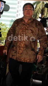 Robert tak mau berkomentar sedikitpun saat dihujani pertanyaan oleh wartawan. Lamhot Aritonang/detikFoto.