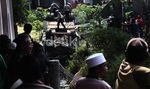 Warga Tonton Olah TKP Kecelakaan Maut Cisarua