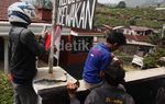 Warga Tonton Olah TKP Kecelakaan Maut Cisarua