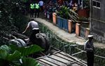 Warga Tonton Olah TKP Kecelakaan Maut Cisarua