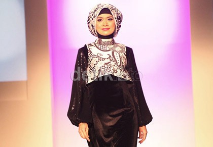 Belajar Berhijab, Yulia Rachman Tak Lagi Pakai Celana