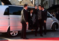Harry langsung melambaikan tangannya pada fans tiba di lokasi acara. Ian Gavan/Getty Images.