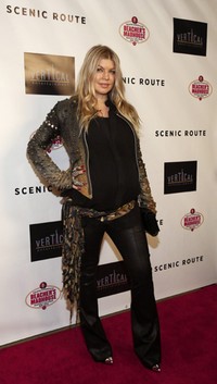 Ia terlihat mengenakan jaket dan celana panjang berbahan kulit, bahkan ia juga mengenakan high heels di acara tersebut. REUTERS/Mario Anzuoni.     