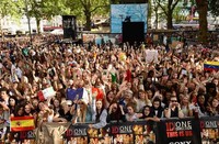 One Direction membuat 70 ribu penggemar yang didominasi kaum hawa ini histeris. Ian Gavan/Getty Images.