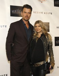 Fergie bersama sang suami, Josh Duhamel terlihat serasi di red carpet. REUTERS/Mario Anzuoni.