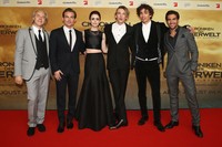 Lily Collins berfoto bersama para cast member sekaligus sutradara Harald Zwart. Andreas Rentz/Getty Images