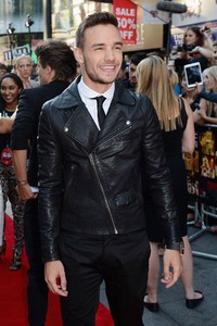Liam Payne bergaya ala rocker lewat jaket kulit biker dari Topman dipadu dengan kemeja putih dan dasi hitam. Ian Gavan/Getty Images.