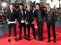 Lewat panampilannya, para personel One Direction terlihat percaya diri berpose di red carpet. Ian Gavan/Getty Images.