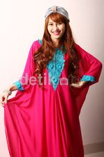 Gaya Ayu Ting Ting Berkaftan Pink