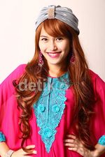 Gaya Ayu Ting Ting Berkaftan Pink