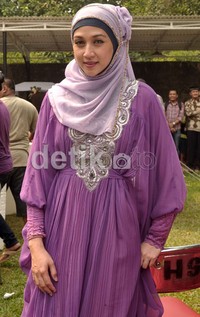 Dina mengenakan hijab yang senada dengan kaftan ungunya. Noel/detikHOT.