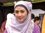 Dina Lorenza Cantik Dibalut Kaftan Ungu