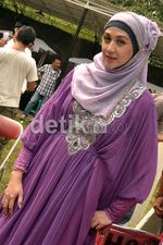 Dina Lorenza Cantik Dibalut Kaftan Ungu