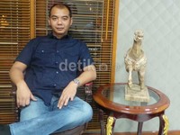 Memang saya suka musik rock dan band-band kayak saya suka dari SMP dan SMA kayak Metallica masih ada di mobil saya sekarang, jelasnya.