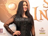 Makan sehat aja, konsumsi makanan sehat, nggak makan nasi putih, lebih banyak serat nasi hitam, nasi merah dulu. Olahraga juga, lagi pillates, power swing, berenang, tuturnya. Noel/detikHOT.