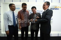 (Kika) SVP Regional Commercial Sales 1 Bank Mandiri Aquarius Rudianto, Komisaris PT Tirta Amarta Rony Tedy, Direktur PT Tirta Amarta Jongkie Budiman bersama EVP Coordinator Consumer Finance Bank Mandiri Tardi menunjukkan kartu kredit Mandiri Distribution Card (D-Card) dalam peluncurannya di Jakarta