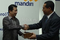 Bank Mandiri bekerja sama dengan Visa Worldwide Indonesia mengembangkan layanan Mandiri D-Card untuk memudahkan transaksi keuangan agen dan distributor PT Tirta Amarta.