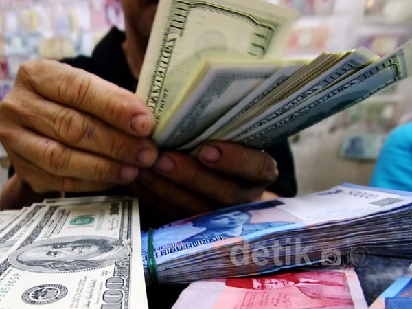Rupiah Melemah, Dolar Sentuh Rp 10.700