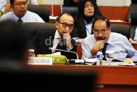 Chatib Basri mendengarkan pertanyaan-pertanyaan anggota Banggar.