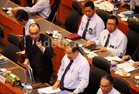 Chatib Basri memberikan penjelasan dalan rapat yang mengagendakan pembahasan RUU pertanggungjawaban pelaksanaan APBN tahun anggaran 2012.