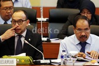 Chatib Basri mendengarkan pertanyaan-pertanyaan anggota Banggar dalam rapat yang mengagendakan pembahasan RUU pertanggungjawaban pelaksanaan APBN tahun anggaran 2012.