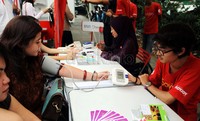 Mobil ini dapat melayani pemeriksaan gratis mulai dari gula darah, tensi, MBI, dan konsultasi dengan ahli gizi untuk memulai hidup sehat.