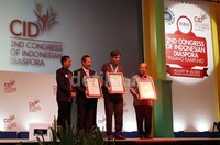 Presiden Indonesia Diaspora Network-United States of America Inc Muhammad Al Arif bersama dengan Wakil Menlu RI Wardana juga turut menerima penghargaan tersebut.