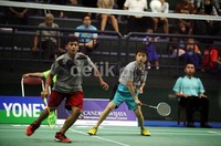 Para peserta bertarung di turnamen Yonex-Sunrise Men's Doubles Championships.