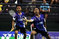 Para peserta bertarung untuk menjadi juara dalam turnamen Yonex-Sunrise Men's Doubles Championships.