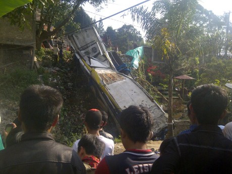 Evakuasi Bus Giri Indah di Cisarua Jadi Tontonan Ratusan Warga