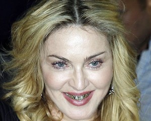Foto: Tebar Senyum, Madonna Malah Terlihat Menyeramkan