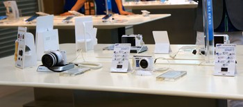 Tak hanya menjadi tempat coba-coba smartphone dan tablet PC Samsung, Experiential Shop ini juga menyediakan berbagai jenis kamera digital yang boleh dicicipi.        Jadi tunggu apalagi, rasakan sendiri pengalamannya di Samsung Experiential Shop Mall Kota Kasablanka.     
