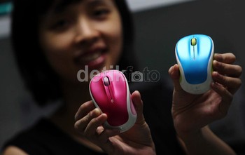 Model menunjukkan mouse terbaru Logitech.