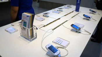     Selain menyediakan aksesoris, di sini juga terdapat berbagai tipe gadget yang bisa dicicipi. Jadi sebelum membeli, ada baiknya Anda berkunjung ke sini terlebih dahulu untuk merasakan gadget yang diidamkan.