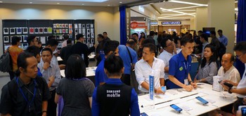     Di hari pertama peresmiannya, toko tersebut langsung dipadatai para penggunjung yang sebagian besar sudah cukup mengenal smartphone Samsung.