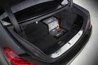 S 500 menggunakan mesin 3.0 liter V6 yang dibantu oleh motor listrik 80-kW dengan baterai listrik yang bisa diisi kembali melalui colokan listrik biasa. (dok. Mercy)