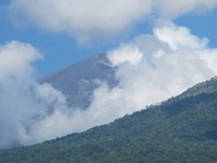 Inilah Puncak Gunung Rinjani yang terlihat sesekali tertutup awan. Tinggi puncaknya mencapai sekitar 43.726 mdpl. Warna hitam keabu-abuan pada Puncak Gunung Rinjani terlihat jelas (Afif/detikTravel)