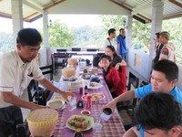 Soal menu, makanan di sini adalah ayam pelecing seharga Rp 45 ribu satu porsinya. Beragam menu lain seperti ayam goreng hingga telur dadar bisa Anda pesan di sini. Harganya cukup bersahabat (Afif/detikTravel)