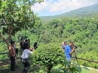 Wisatawan bebas memandangi dan memotret Gunung Rinjani sepuasnya. Tak sedikit pula, beberapa wisatawan berfoto narsis dengan latar Gunung Rinjani. Ajak pasangan Anda ke Pondok Senaru saat melancong ke Lombok, dan nikmati suasana romantis yang tenang dengan pemandangan cantik (Afif/detik/Travel)