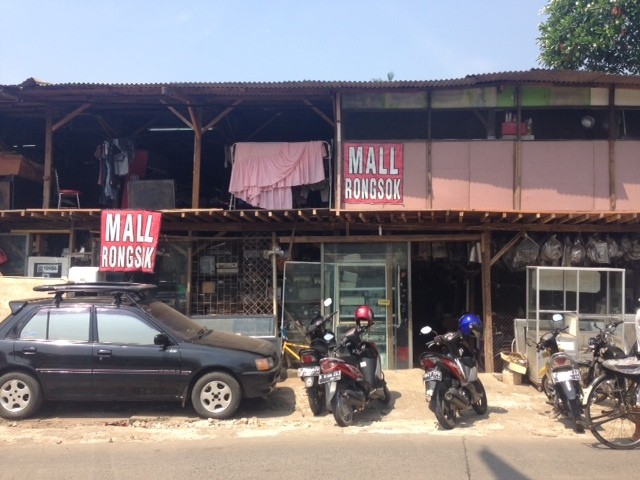 Mall Rongsok adalah salah satu mal paling unik di Indonesia (Putri/detikTravel) Mall Rongsok adalah salah satu mal paling unik di Indonesia (Putri/detikTravel)