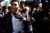 Saat ditanya berbagai hal oleh wartawan, Utut terus berkilah. Dia terus berjalan menuju mobilnya. Lamhot Aritonang/detikFoto.