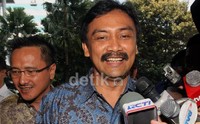 Andi tiba di gedung KPK pukul 10.00 WIB dengan mengenakan baju batik biru lengan panjang. Lamhot Aritonang/detikFoto.
