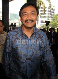 Pagi ini dipanggil untuk kasus PON Riau, karena saat itu saya sebagai Menpora, ujar Andi setibanya di gedung KPK, Jl HR Rasuna Said, Jakarta Selatan, Kamis (22/8/2013). Lamhot Aritonang/detikFoto.
