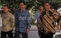 Andi Mallarangeng didampingi pengacaranya memasuki gedung KPK. Lamhot Aritonang/detikFoto.