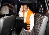 Dada melambaikan tangan sesaat sebelum meninggalkan gedung KPK. Lamhot Aritonang/detikFoto.
