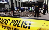 Tim ini tiba di kawasan Mangga Besar sekitar pukul 09.30 WIB, Kamis (22/8/2013). Mereka mengecek 6 titik bekas ledakan yang telah di police line.
