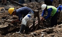 Petugas menggali lokasi untuk mengangkat kabel.