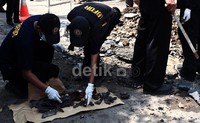 Mereka juga mengumpulkan serpihan-serpihan ledakan dari lokasi tersebut.