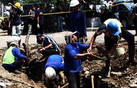 Ledakan cukup besar terjadi di enam titik di kawasan Mangga Besar sekitar pukul 20.30 WIB, Rabu (21/8). Saat terjadi ledakan, api menyembur dari bawah tanah.